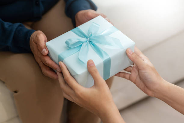 Anniversary Gifts for Parents from Daughter in 2024 | Experts Advice